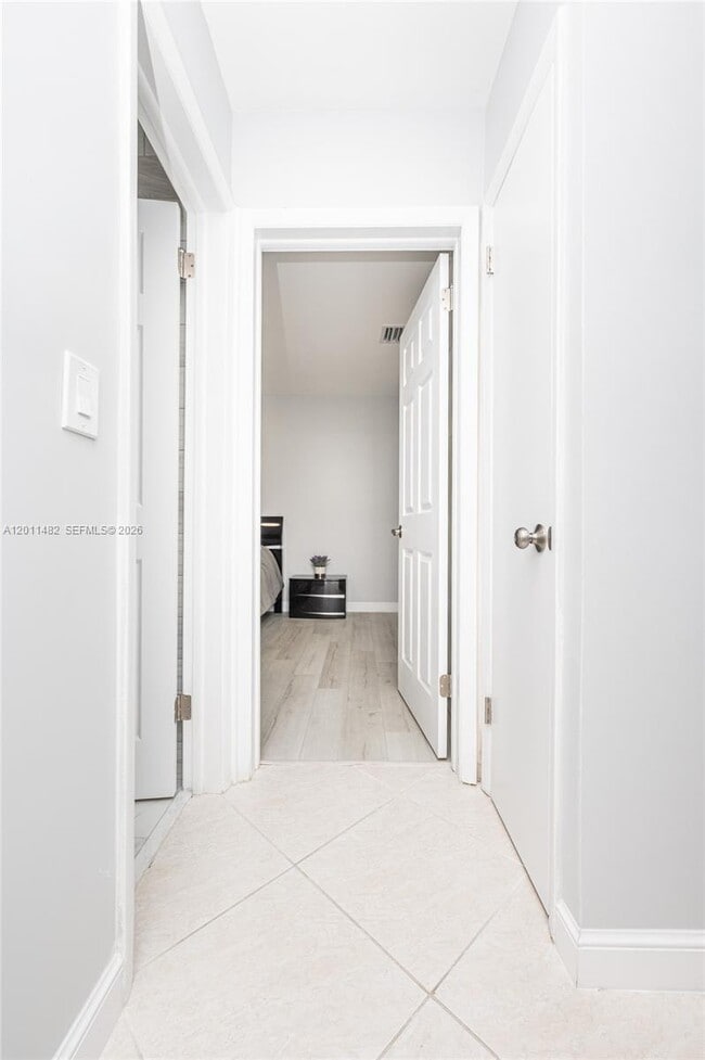 Building Photo - 810 S Rainbow Dr