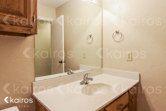 Building Photo - 631 Hunters Way