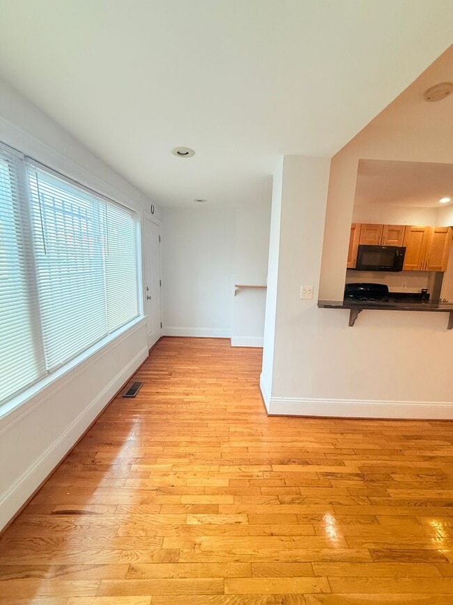 Building Photo - Eckington 3 Bedroom/ 2 Bath TH convenient to Metro  & Howard U