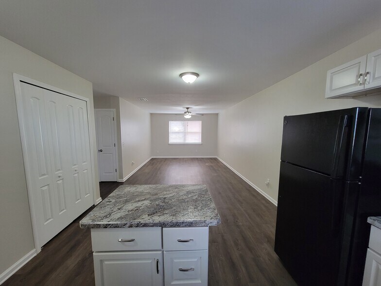 Building Photo - 5820 Hickory St