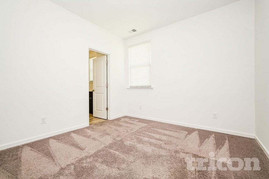 Building Photo - 424 Freeport Wy