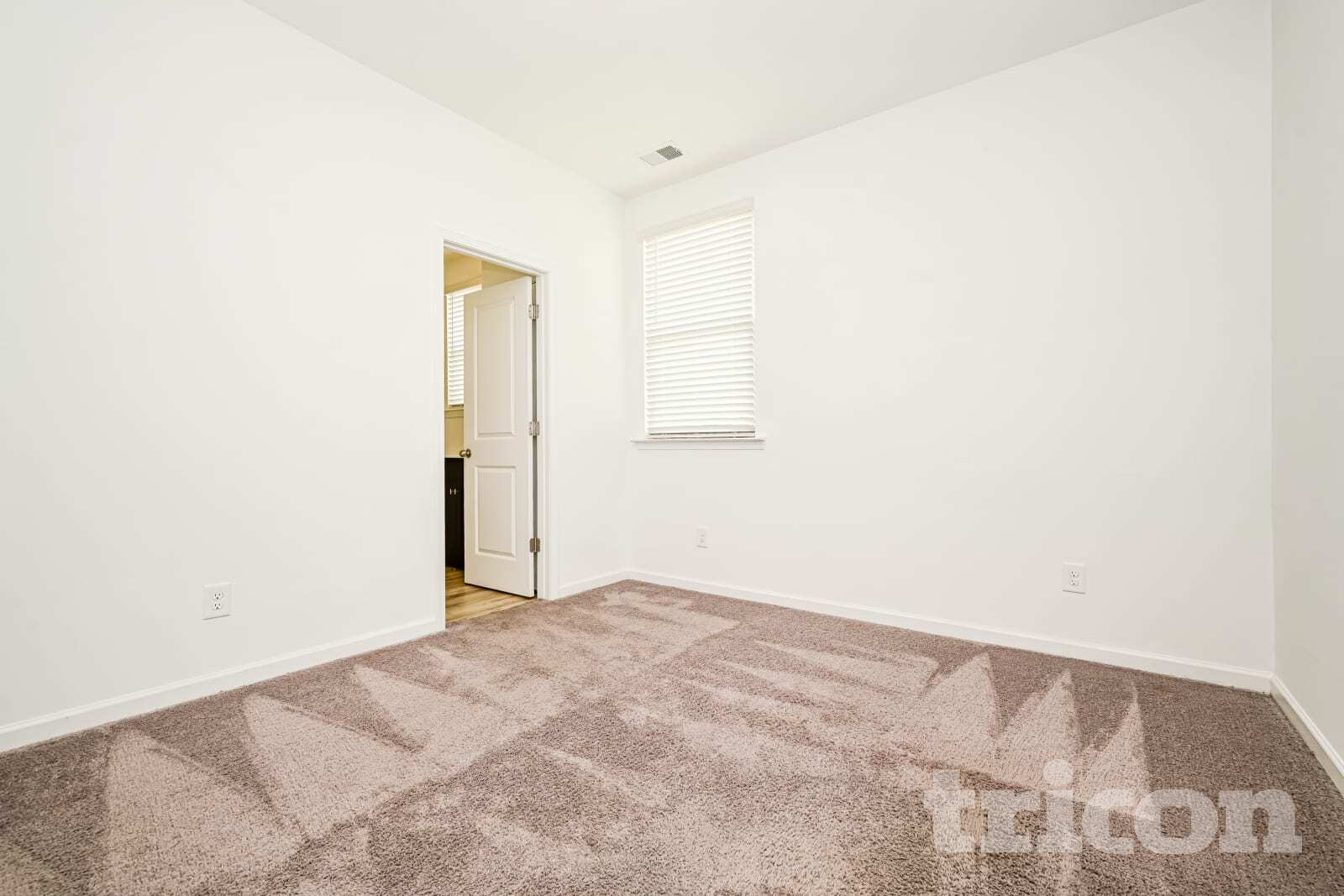 Building Photo - 153 Everett Sq