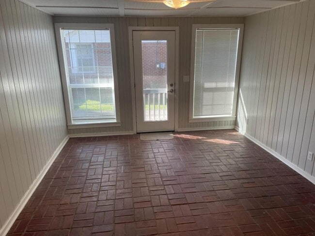 Building Photo - 1139 Hollywood Dr