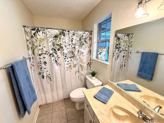 Building Photo - Spacious 3BR/2BA in Brookhollow – All Appliances Included