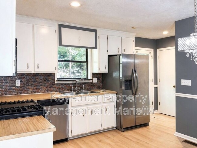 Building Photo - 5088 Ravenwood Dr NE