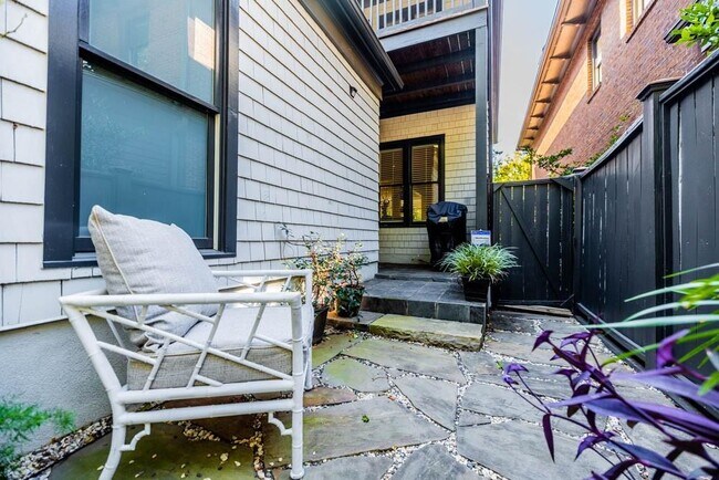 Building Photo - 470 Hamilton St SE