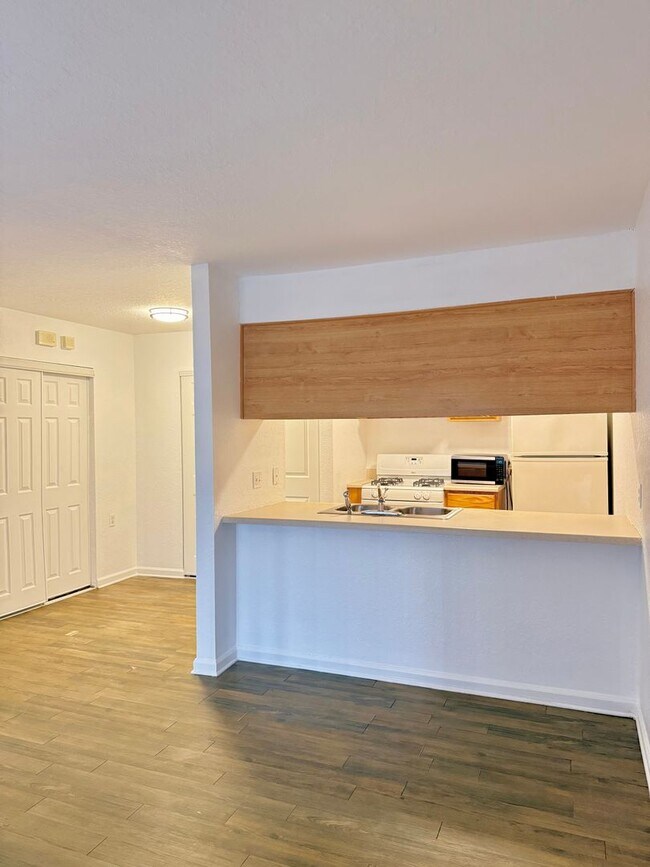 Building Photo - Now available! Charming 2 bed / 1 bath condo in a prime Tallahassee location.