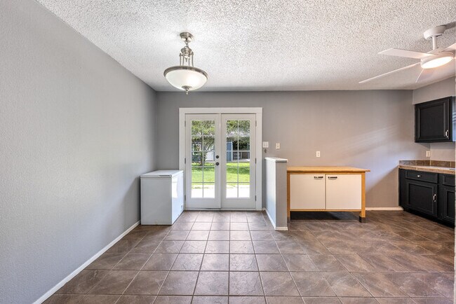 Building Photo - 1153 Brookswood Ave