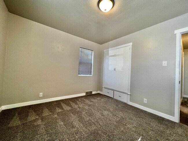 Building Photo - Newly Remodeled 2 Bed, 1 Bath Upper Unit in Greeley!
