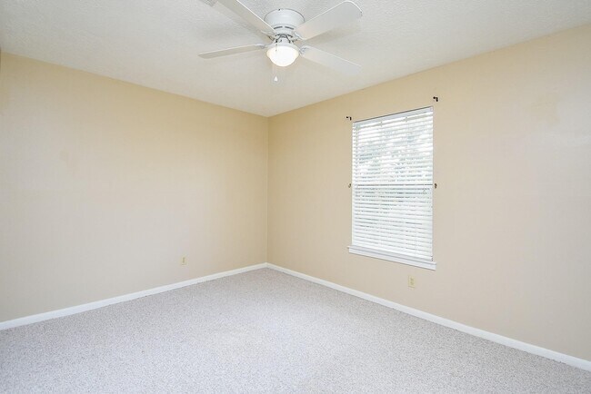 Building Photo - 910 Shillington Dr