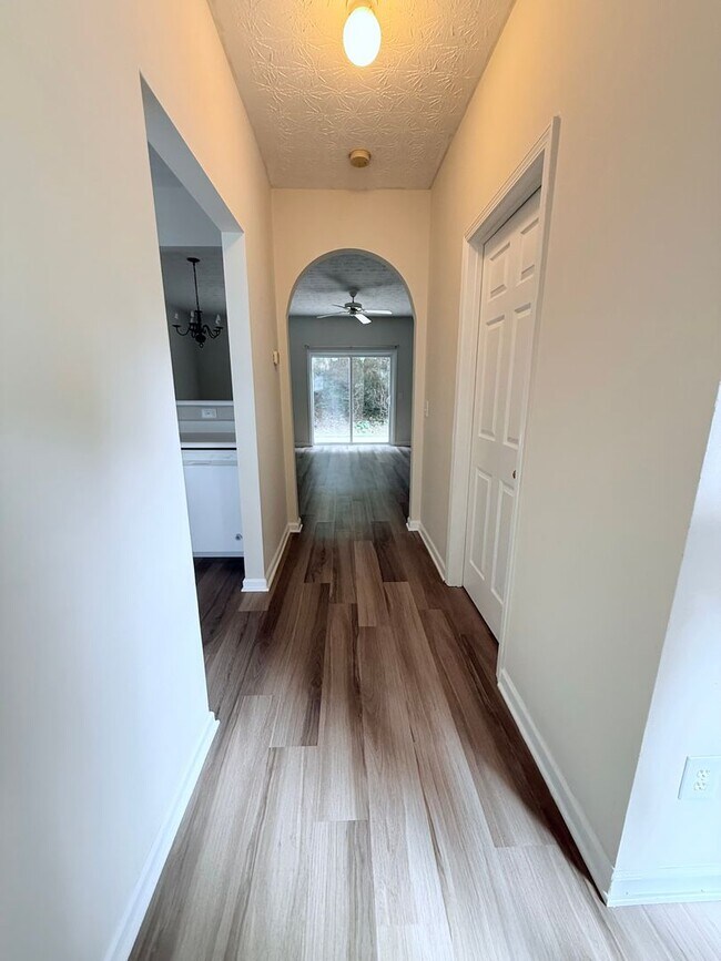 Building Photo - Large townhome in downtown Dawsonville