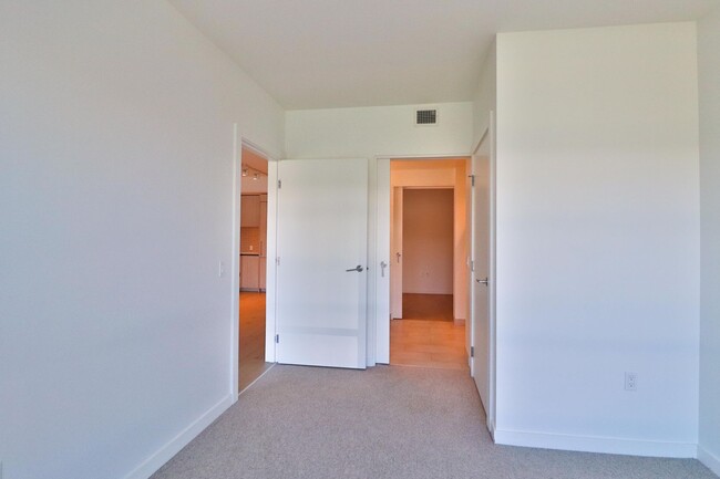 Building Photo - Modern & Spacious 2br/2ba In Mission Bay w...
