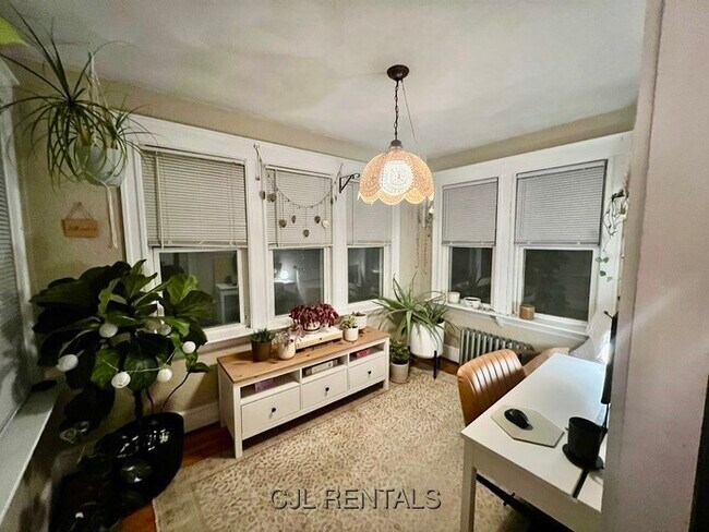 Building Photo - 33 Evans St