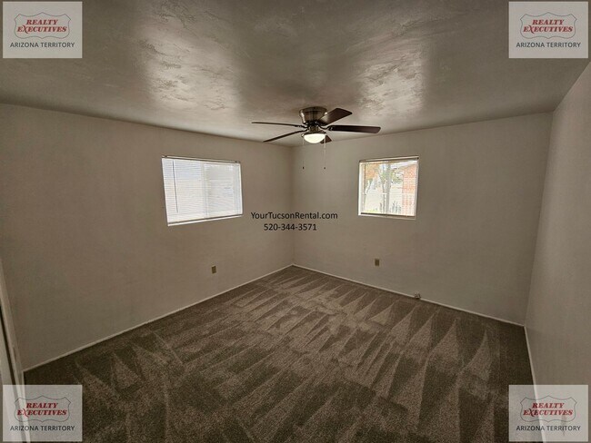 Building Photo - Grant & Silverbell Rd 3/1.5 with A/C $500 Security Deposit