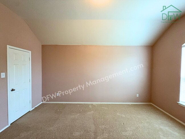 Building Photo - Elegant and Spacious 5-Bedroom Home for Lease in Fort Worth