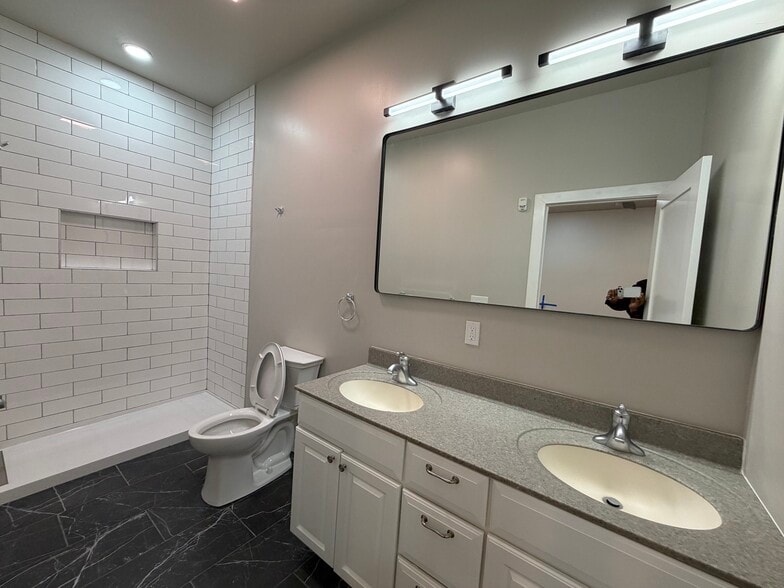 Building Photo - 711 Chew St