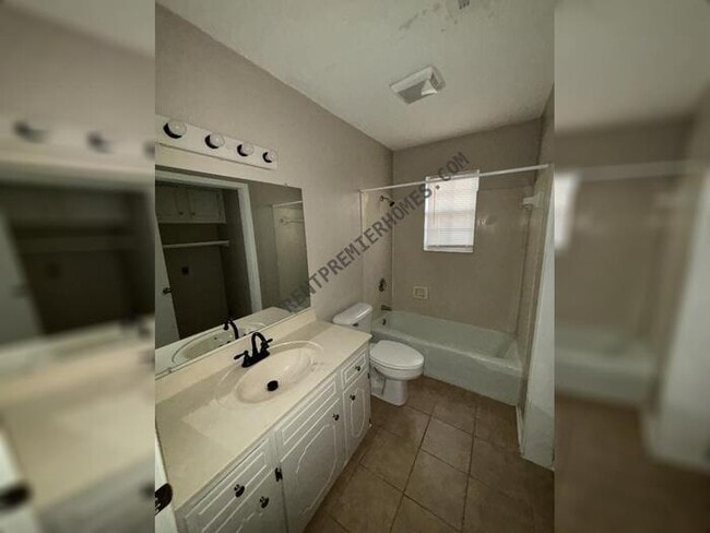 Building Photo - 28 Countrywood St