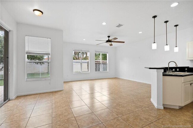 Building Photo - 2736 SW Butterfly Ln