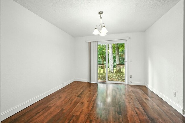 Building Photo - NEW LISTING! 3 BED/2 BATH HOUSE!