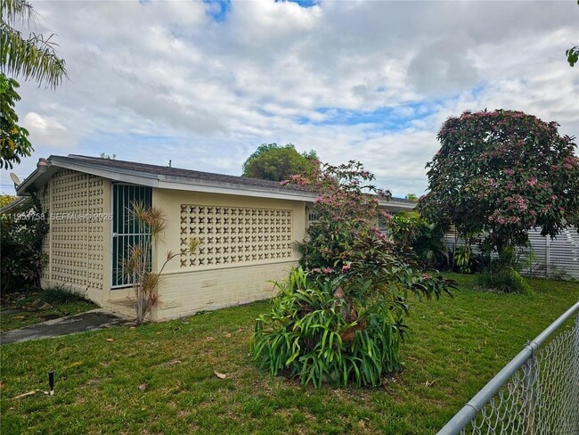 Building Photo - 201 SW 30th Ct