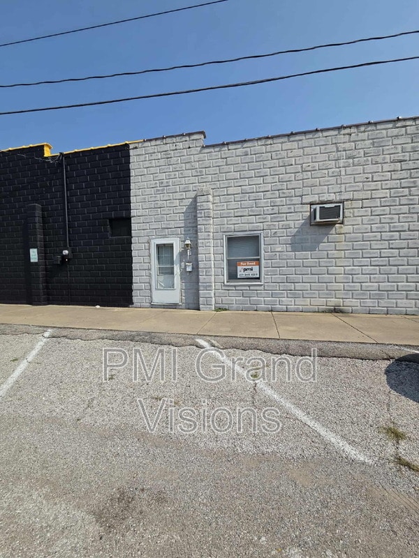 Primary Photo - 2 E Jefferson Ave