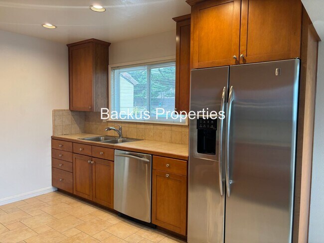 Building Photo - Beautiful three bedroom home in Carmel