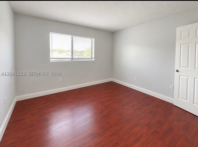 Building Photo - 450 Palm Cir W