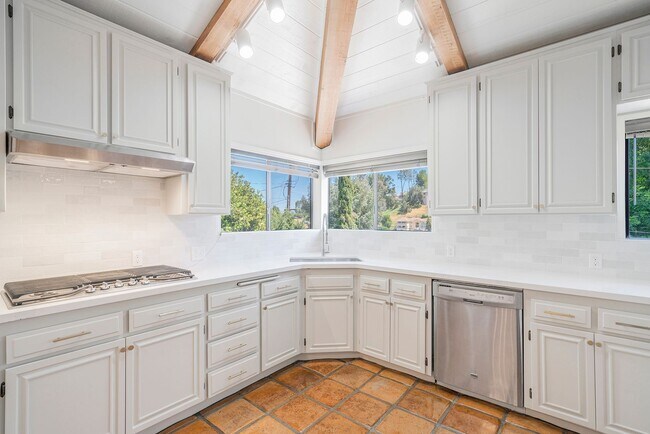 Building Photo - Beautifully Renovated Woodland Hills Home