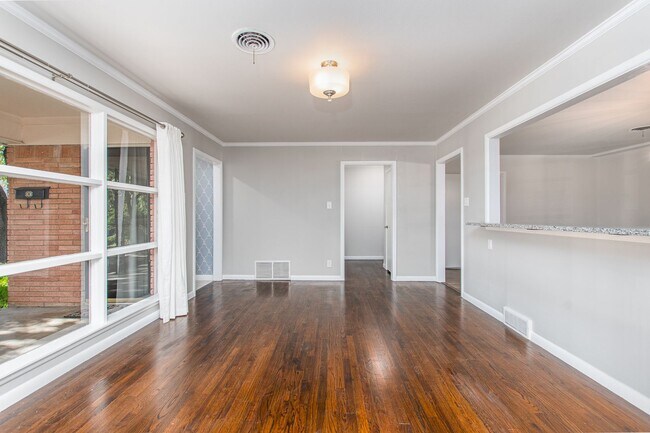 Building Photo - Renovated 3 Bed / 2 Bath Brick Home with 2-Car Garage & Fenced Yard in North Temple