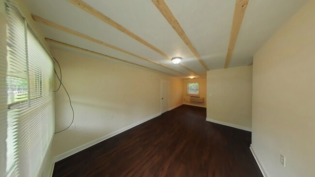 Building Photo - Beautifully Renovated 2/1 - Convenient Loc...