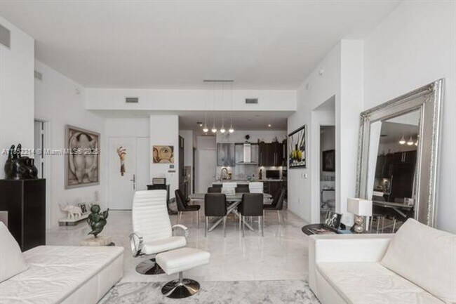 Building Photo - 900 Brickell Key Blvd
