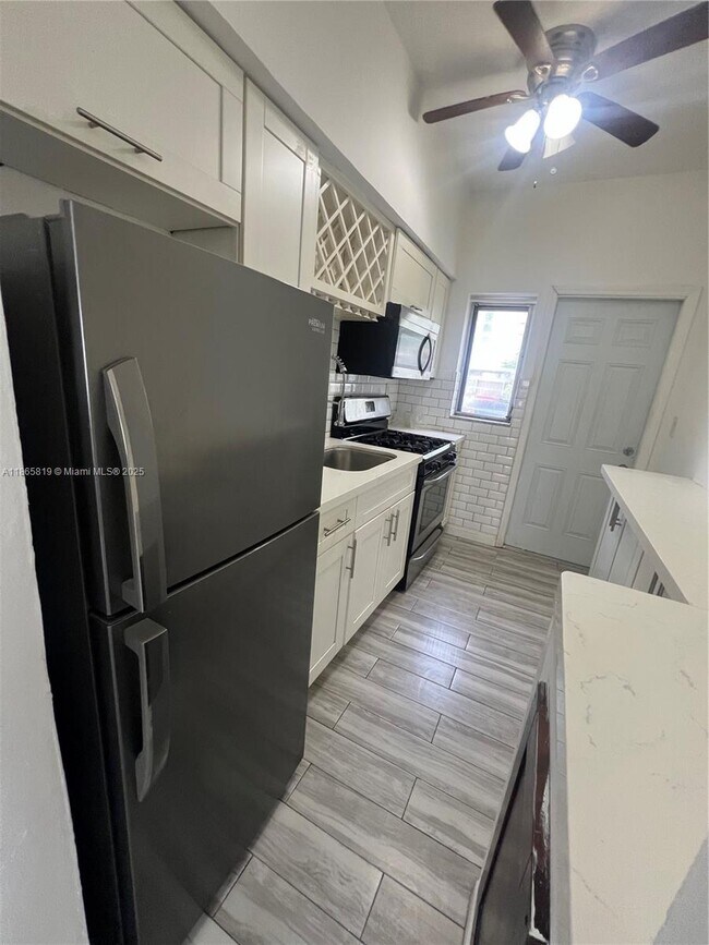 Building Photo - 8135 Crespi Blvd