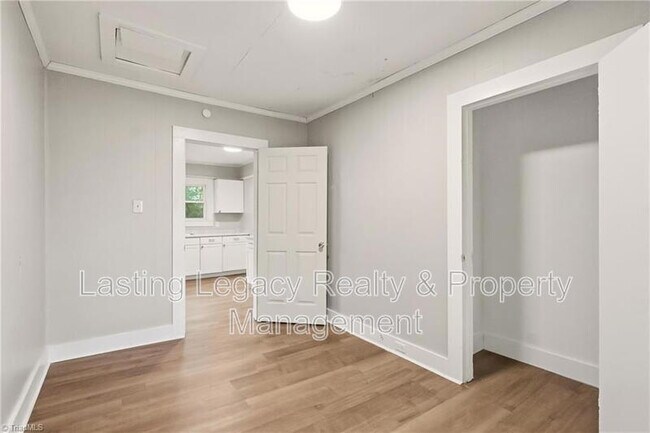 Building Photo - 2051 Bloomfield Dr
