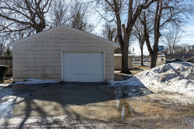 Building Photo - One Bedroom, One Bathroom Single Family Home