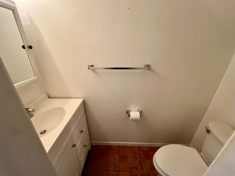 Building Photo - 8 Allenwood Ln