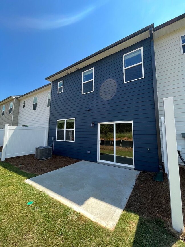 Building Photo - Beautiful New Construction Townhome in Daw...