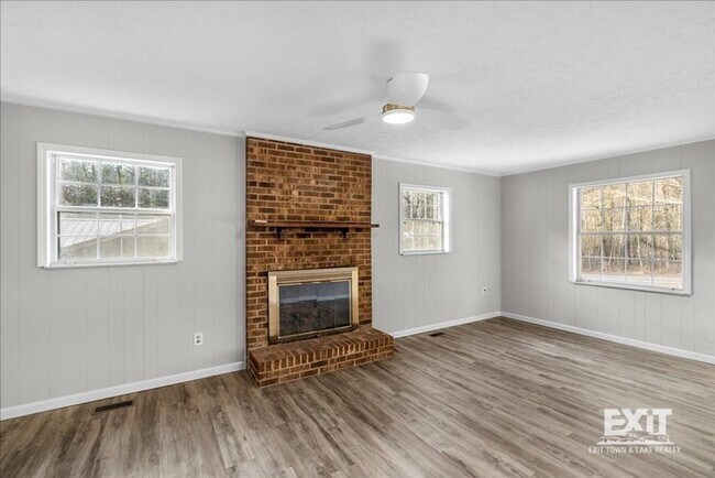 Building Photo - Welcome To This Smart 3 Bedroom, 1.5 Bath Home in Clarksville, VA!