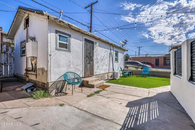 Building Photo - 2729 Pershing Dr