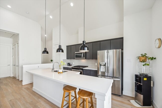 Building Photo - 1131 W 17th St