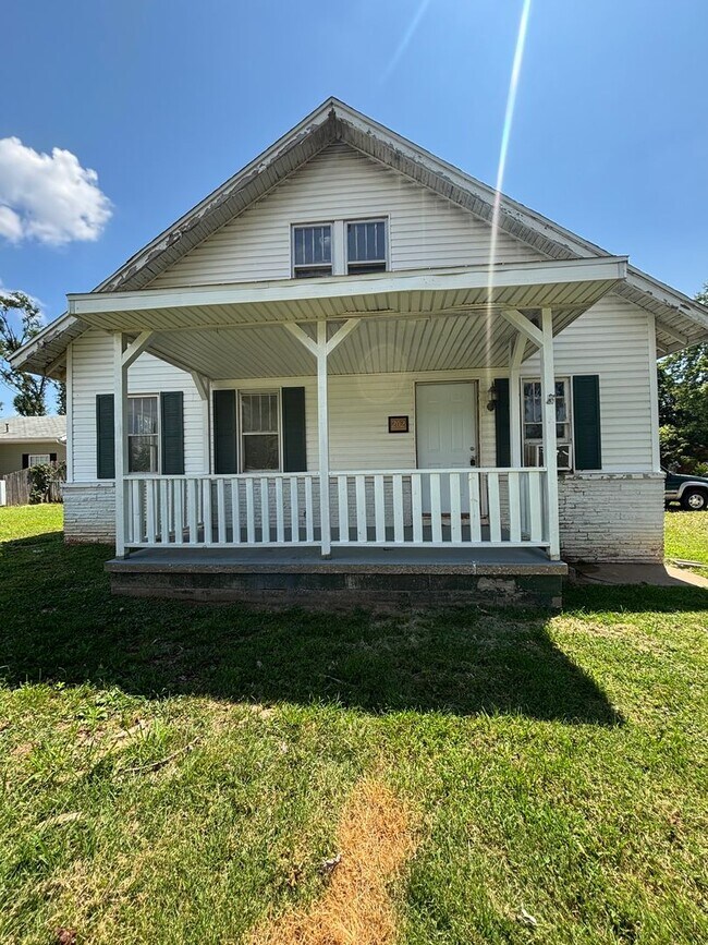 Primary Photo - 202 N Scenic Ave