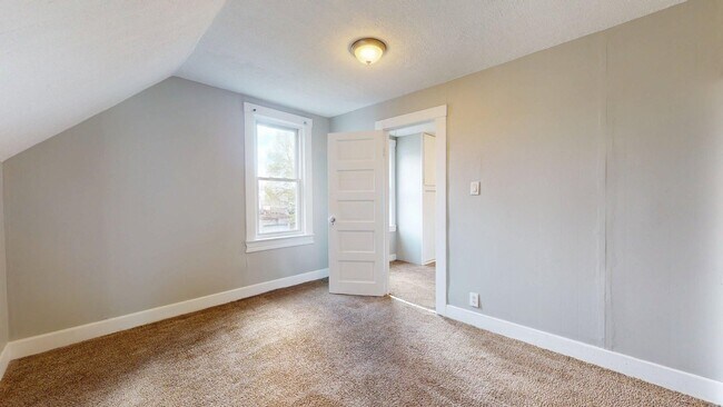 Building Photo - Clark / Fulton Area - 3 Bedrooms - 1 Bath - Single Family Home
