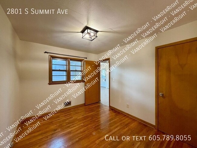 Building Photo - 2801 S Summit Ave