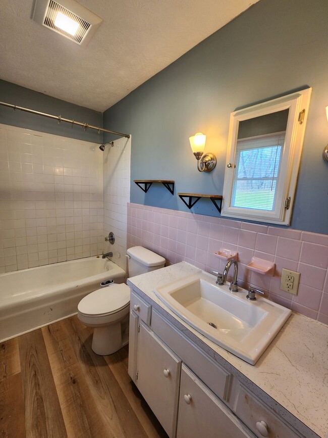 Building Photo - Large Brick Ranch-Rental