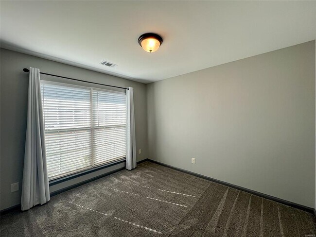 Building Photo - 583 Sunset Dr