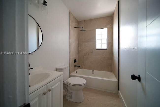Building Photo - 533 NE 67th St