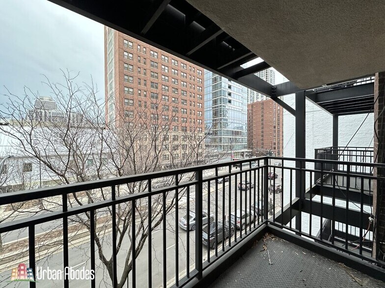 Building Photo - 1212 N La Salle Dr