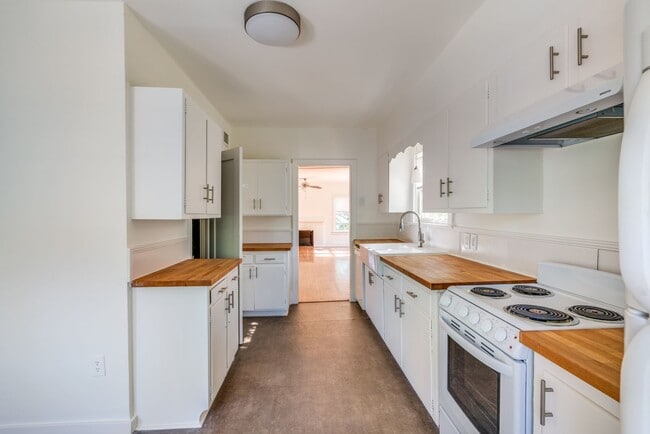 Building Photo - Charming 2-Bedroom Duplex in Mahncke Park