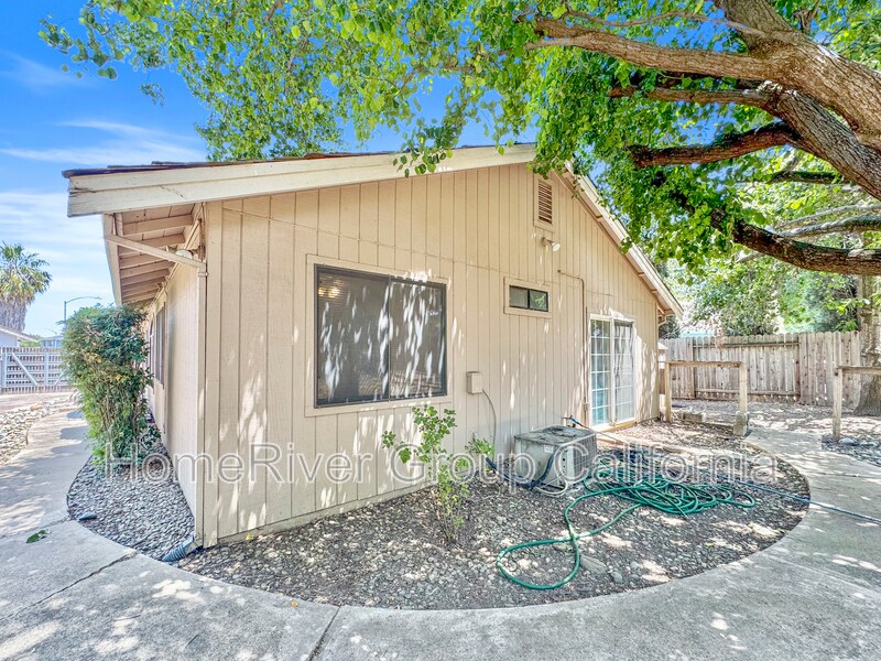 Building Photo - 8215 Bluehaven Ct