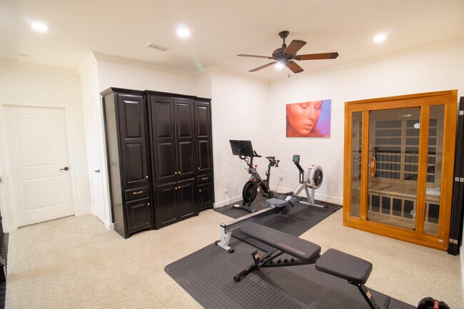 Building Photo - 306 N 10th St