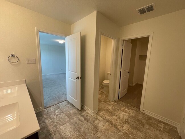 Building Photo - 4 Bdrm Home in Legend Heights, NBTX